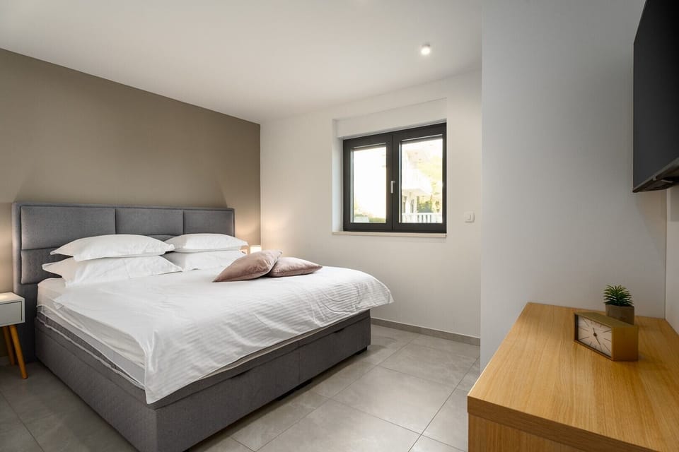 A Bedroom NO2 (16sqm) with king-size bed 180x200cm

