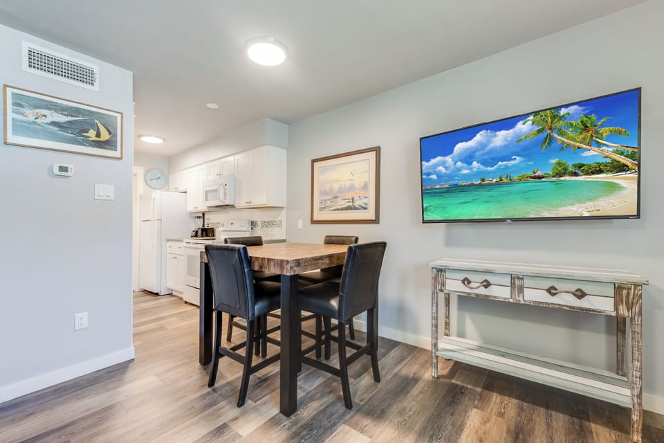 interior - Timeless dining area with coastal charm