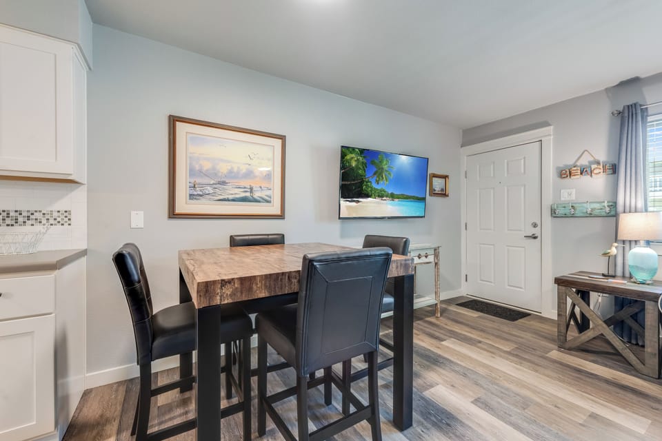 interior - Share meals and laughter in the stylish dining area, enhanced by the coastal ambiance.