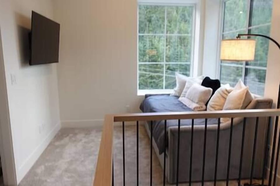 Upstairs loft and Smart TV with streaming services and double daybed with double trundle bed
