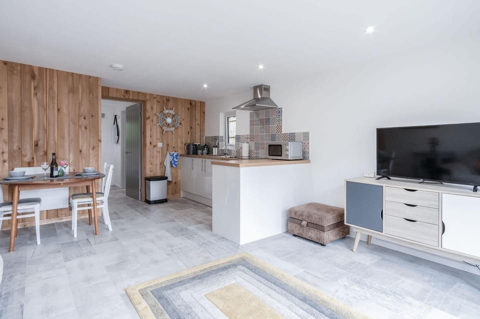 The Garden Lodge - 1 Bedroom Lodge - Tenby (16352)