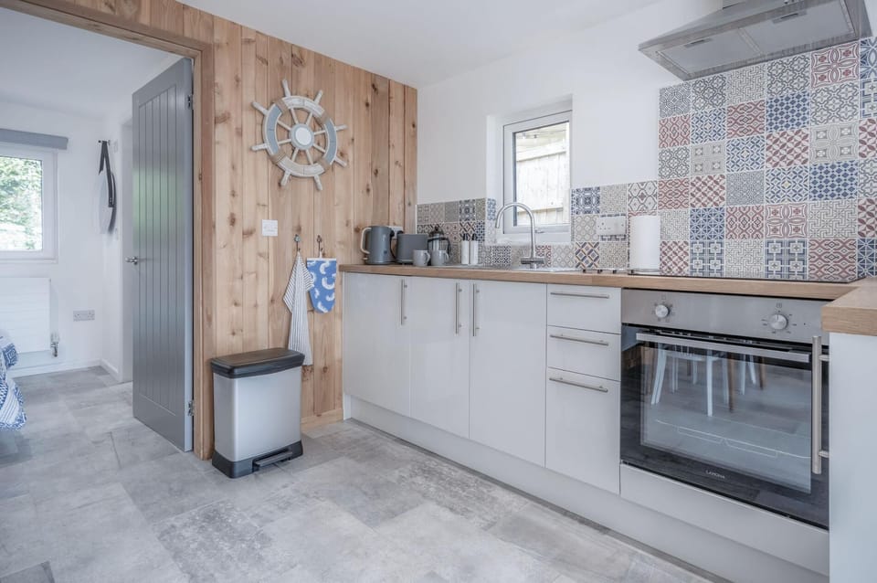 The Garden Lodge - 1 Bedroom Lodge - Tenby (16346)