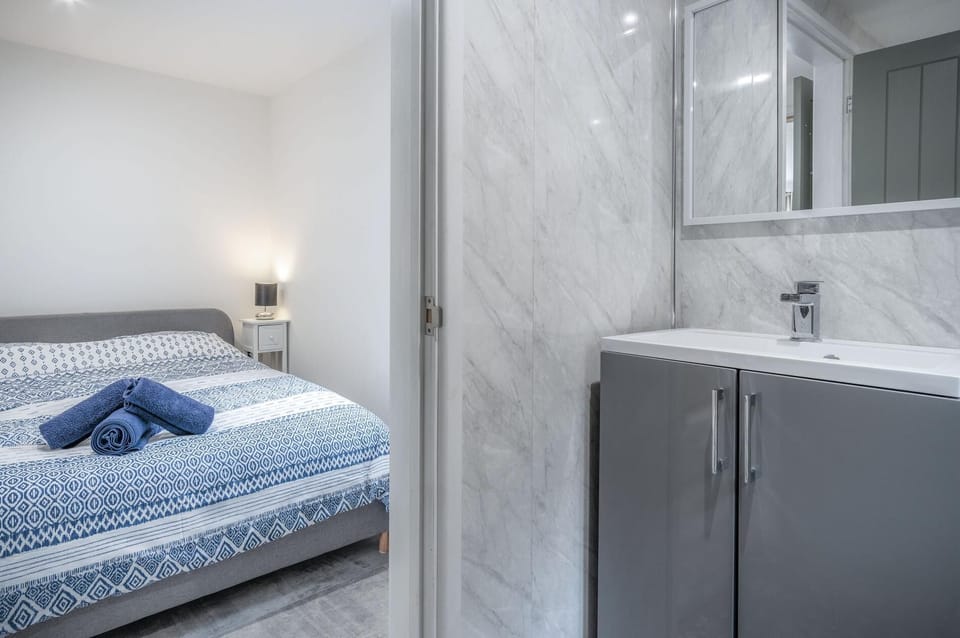 The Garden Lodge - 1 Bedroom Lodge - Tenby (16363)