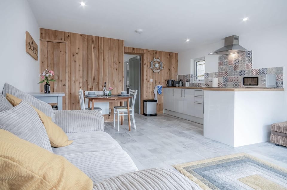 The Garden Lodge - 1 Bedroom Lodge - Tenby (16344)