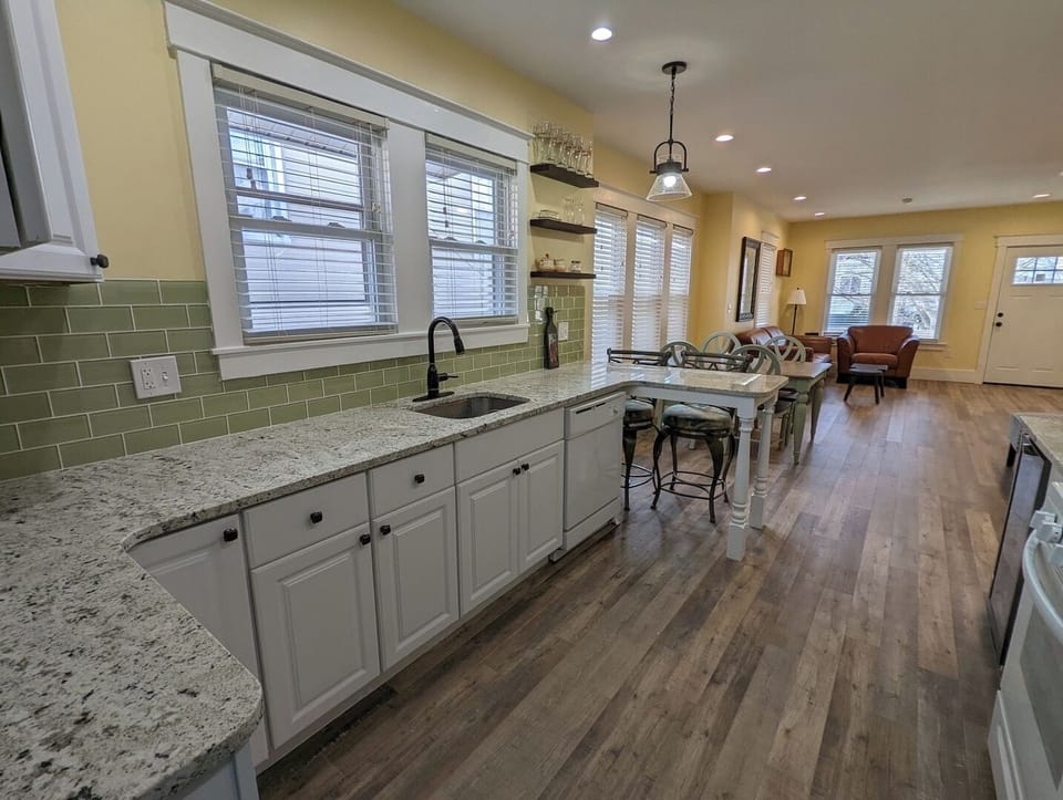 Open Layout Between Kitchen, Dining Area & Living Room