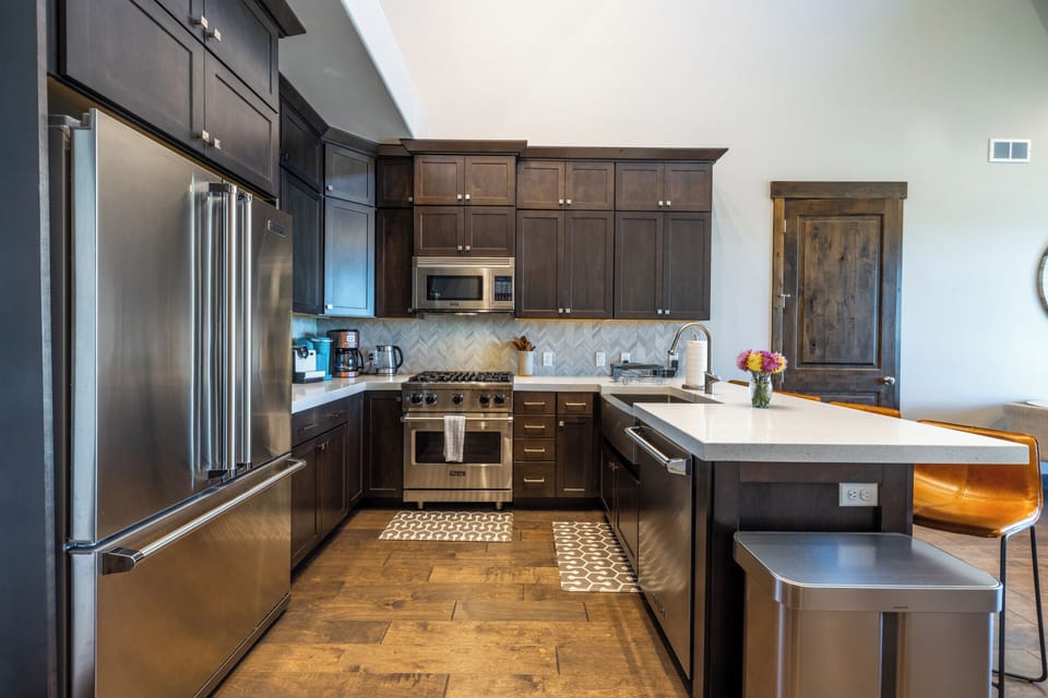 Fully stocked, updated kitchen with viking appliances.