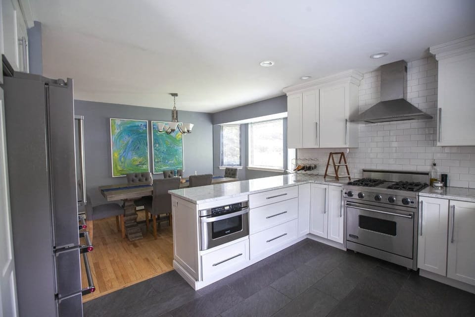 Fully stocked kitchen with quality glassware, stoneware and utensils