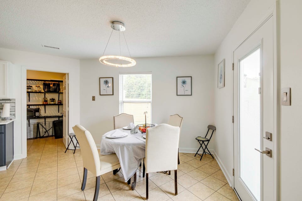 Dining Area | Dishware/Flatware Provided