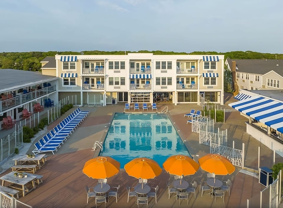 Soak up resort vibes with a sweeping poolside panorama.