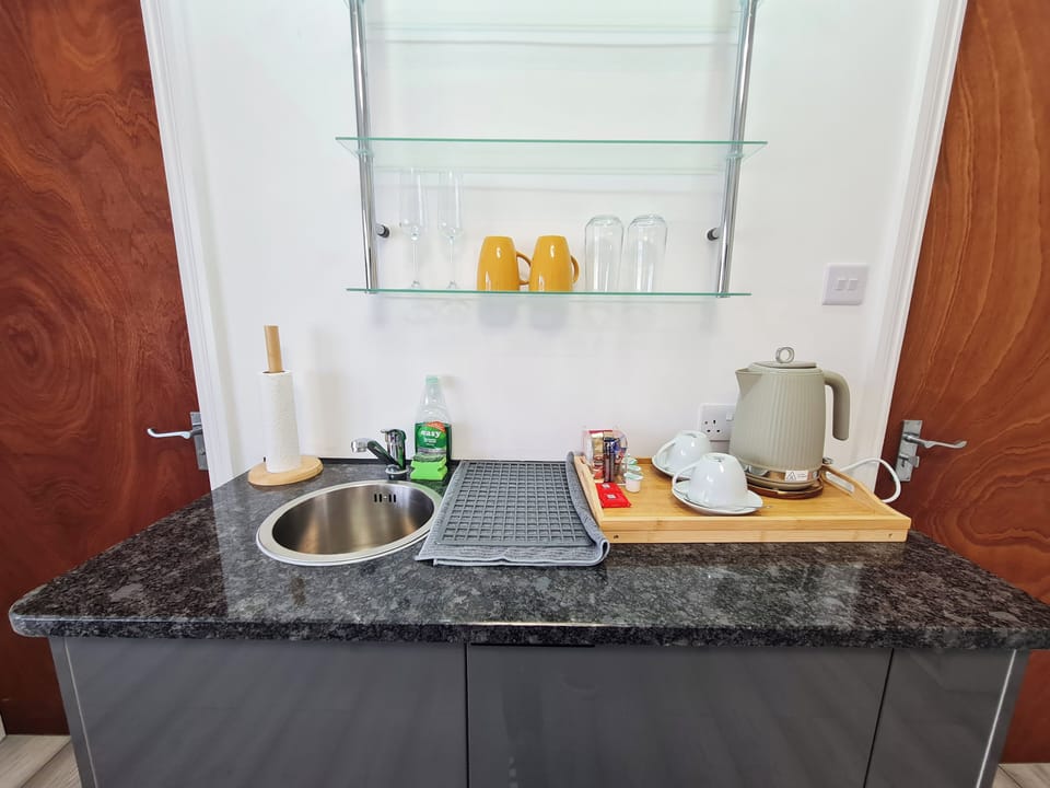 Minibar kitchenette with kettle, mugs, etc.