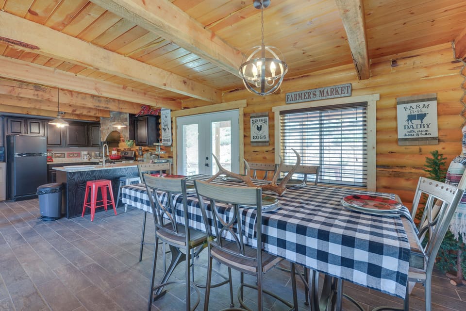 Dining Area | Dishware & Flatware Provided