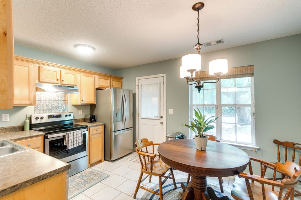 Dining Area | Kitchen