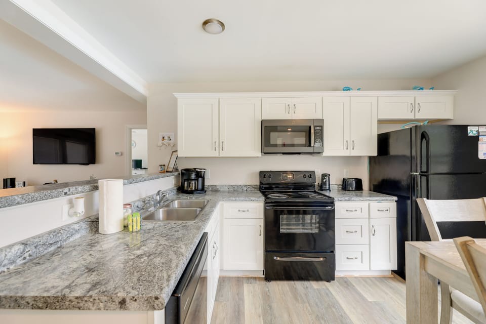 Kitchen | Equipped w/ Cooking Basics | Breakfast Bar w/ Additional Seating