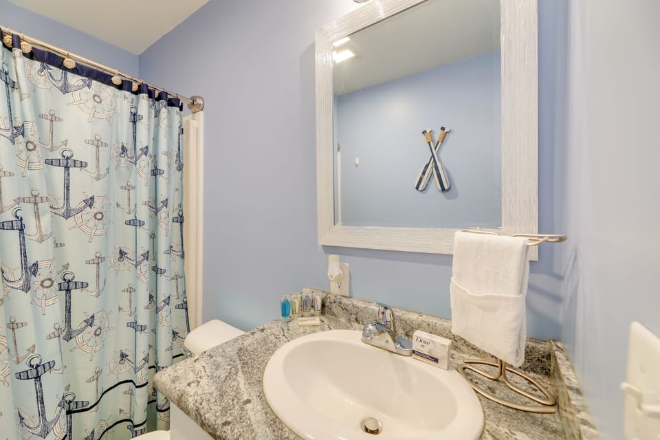 Full Bathroom | Towels Provided