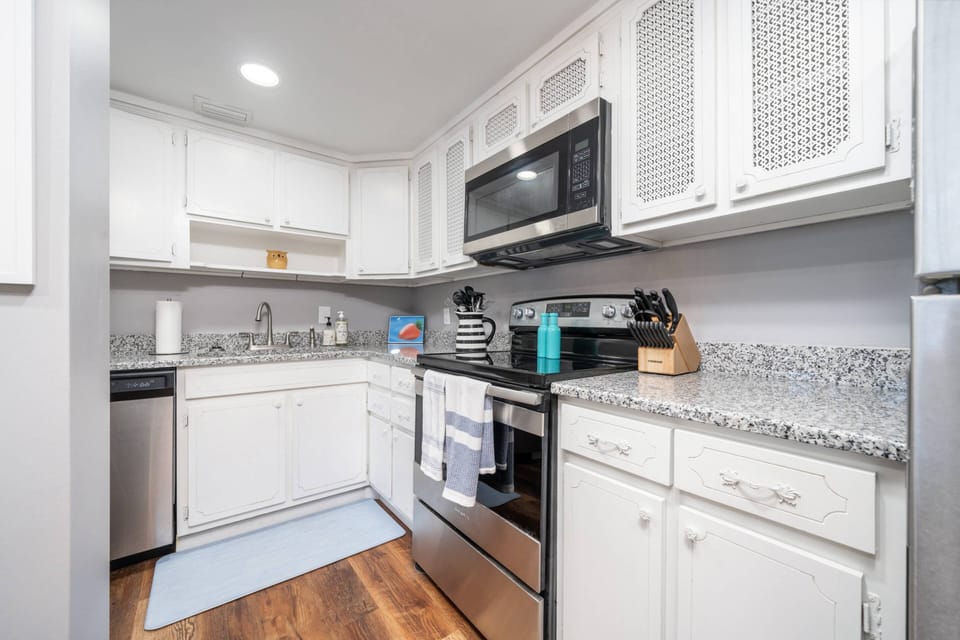 Kitchen | Cooking Essentials | Granite Countertops | Stainless Steel Appliances