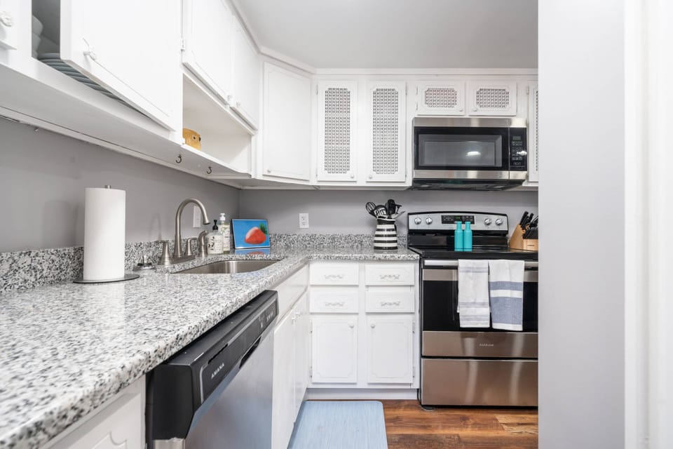 Kitchen | Cooking Essentials | Granite Countertops | Stainless Steel Appliances