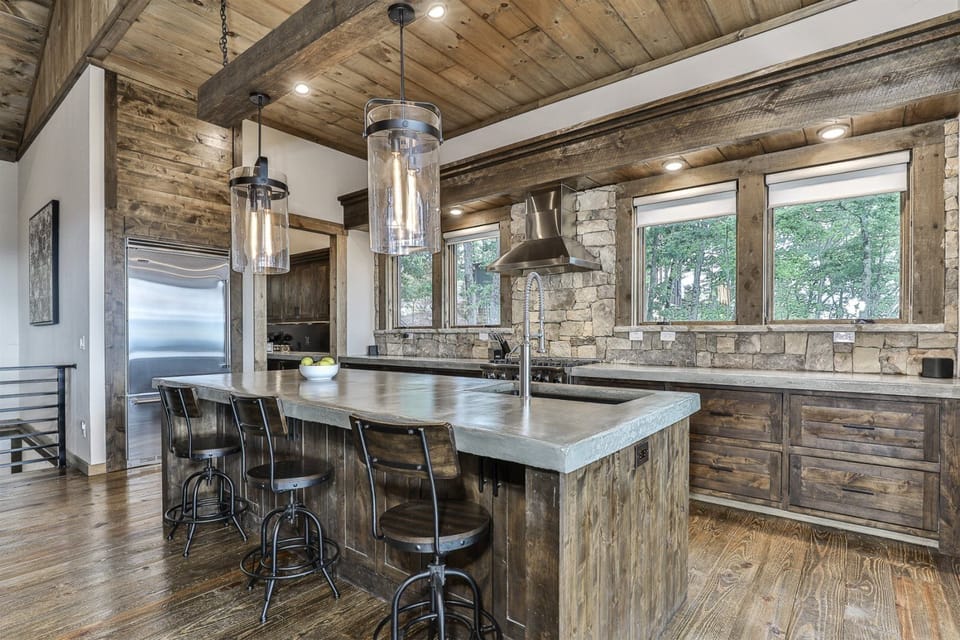 Breakfast Bar Seating Area 
