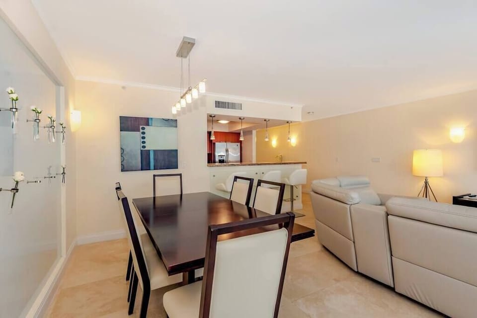 Corner unit with floor to ceiling windows cover the entire living. Amazing ocean views, intracoastal views, and downtown Miami skyline.