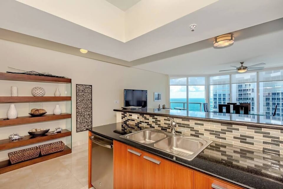 Corner unit with over 1400 sq/ft.