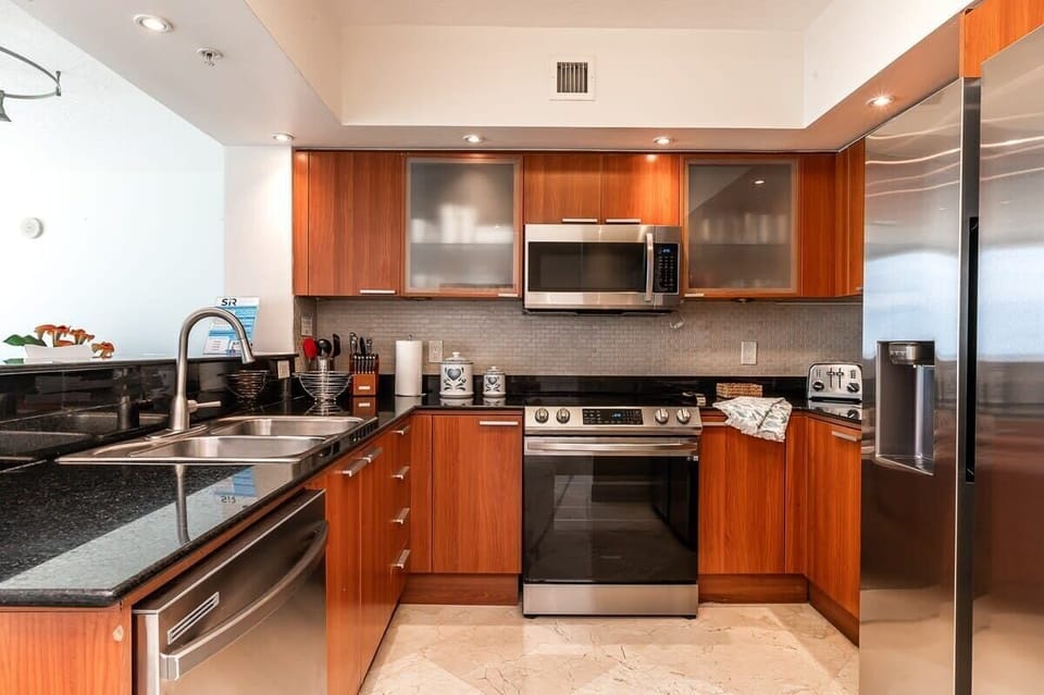 Fully equipped kitchen for all your cooking needs. Keurig coffee machine, blender, toaster, ice maker, water dispenser. 