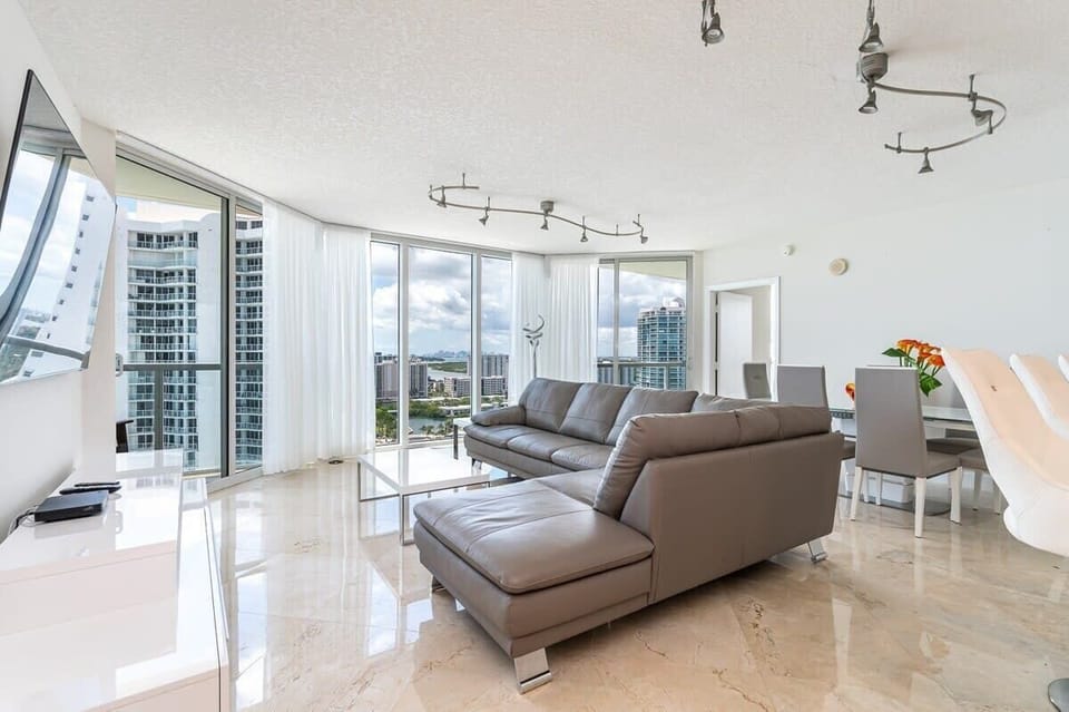 Marble floors - open layout - amazing views.