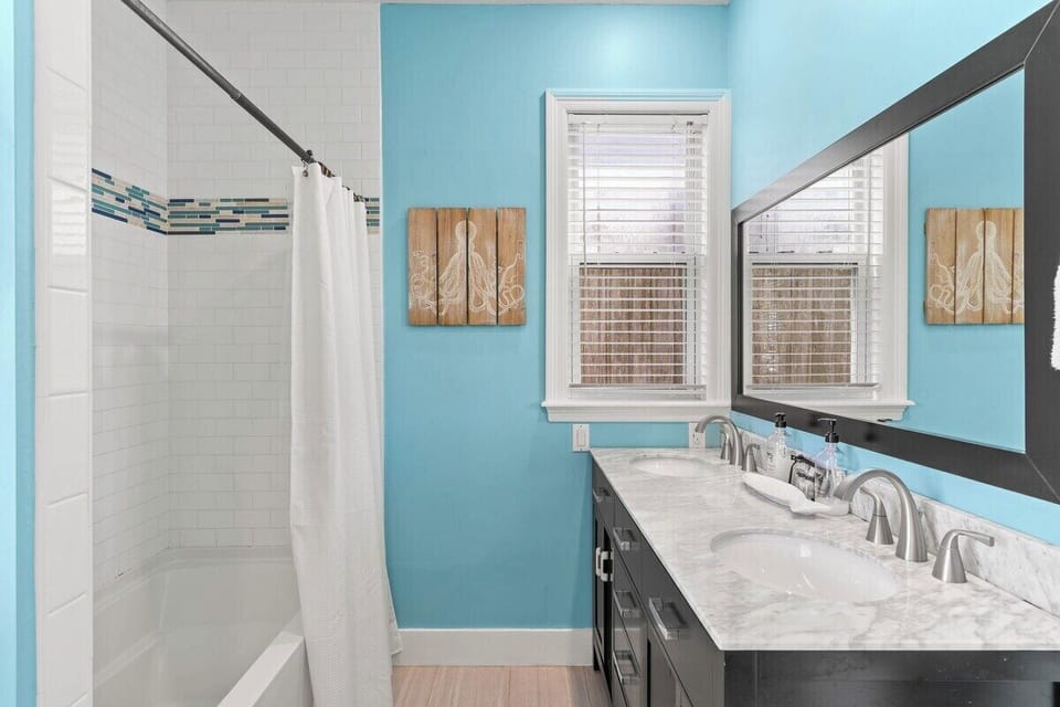 Guest bathroom (1) located on the 1st floor