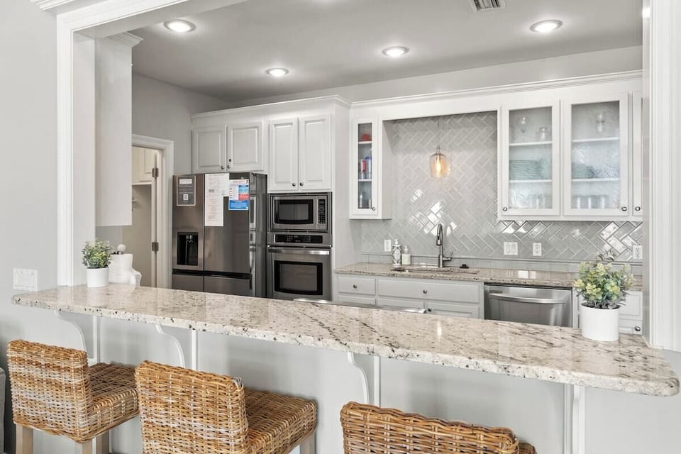 Bar area looking into kitchen 1st floor - Sits 3 guests