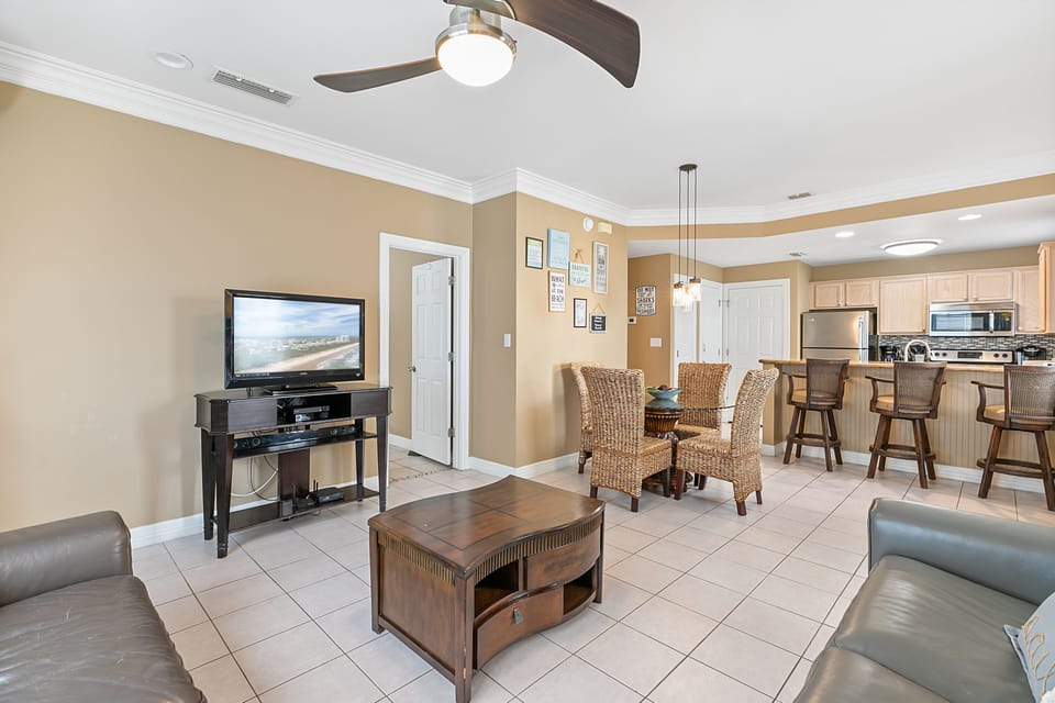 Living Room/Dining Area