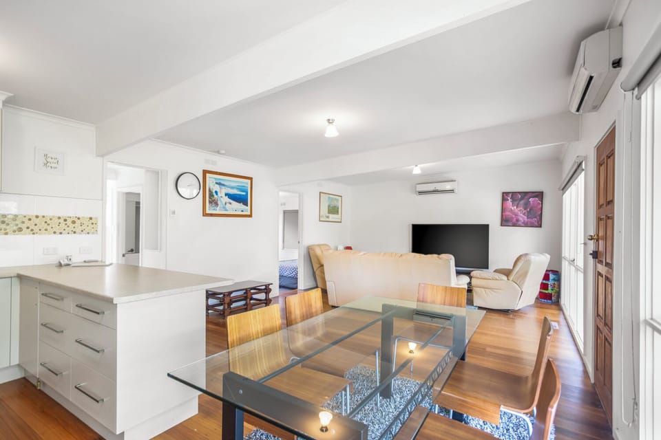 The dining area is for 6 people