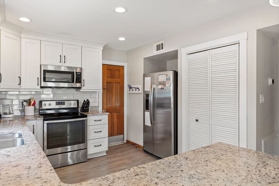 DU810: Endless Summer | Mid Level Kitchen