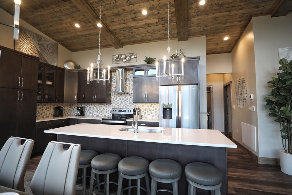 Spacious island in the kitchen
