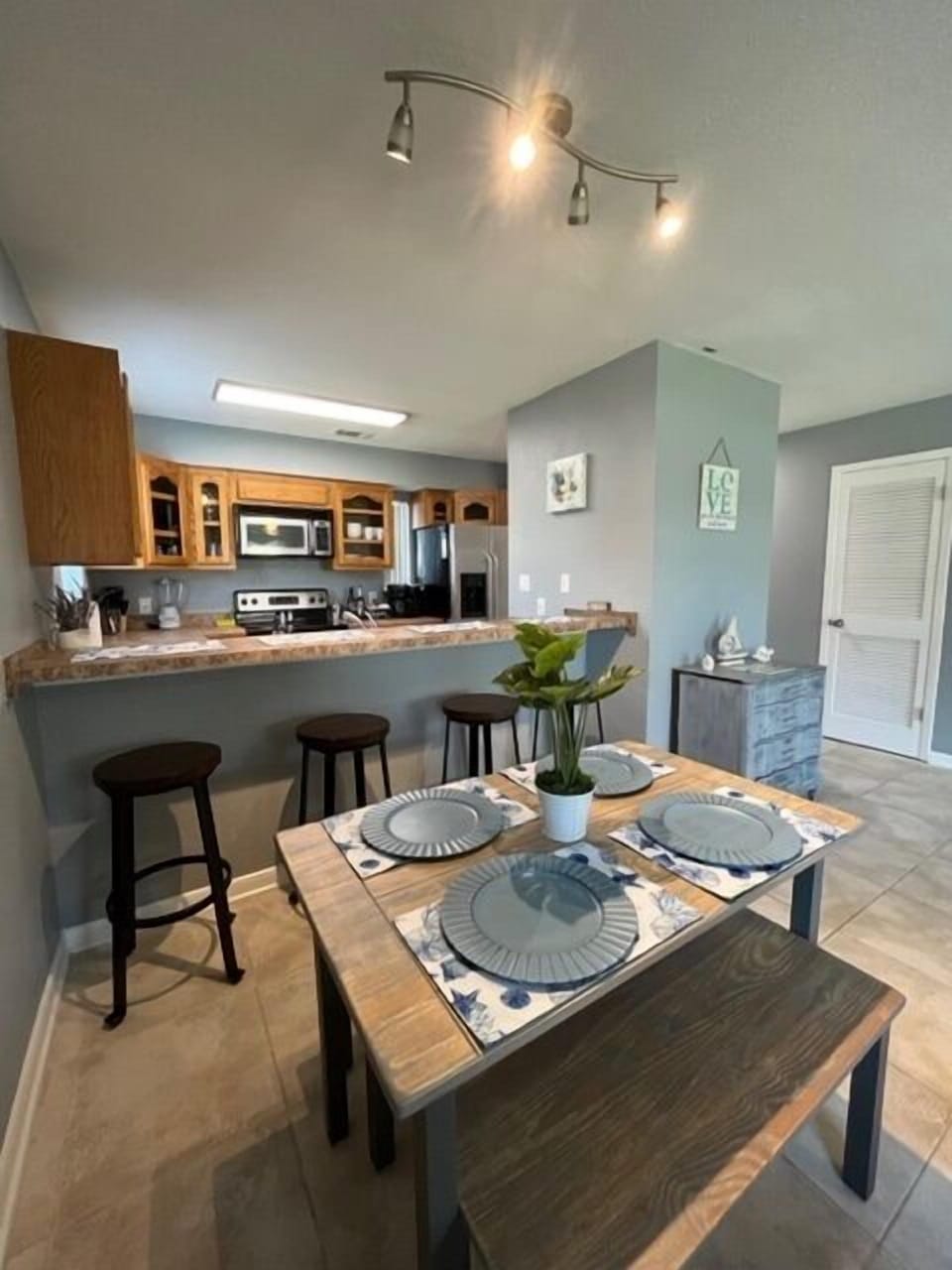 Dining/Bar open floor plan