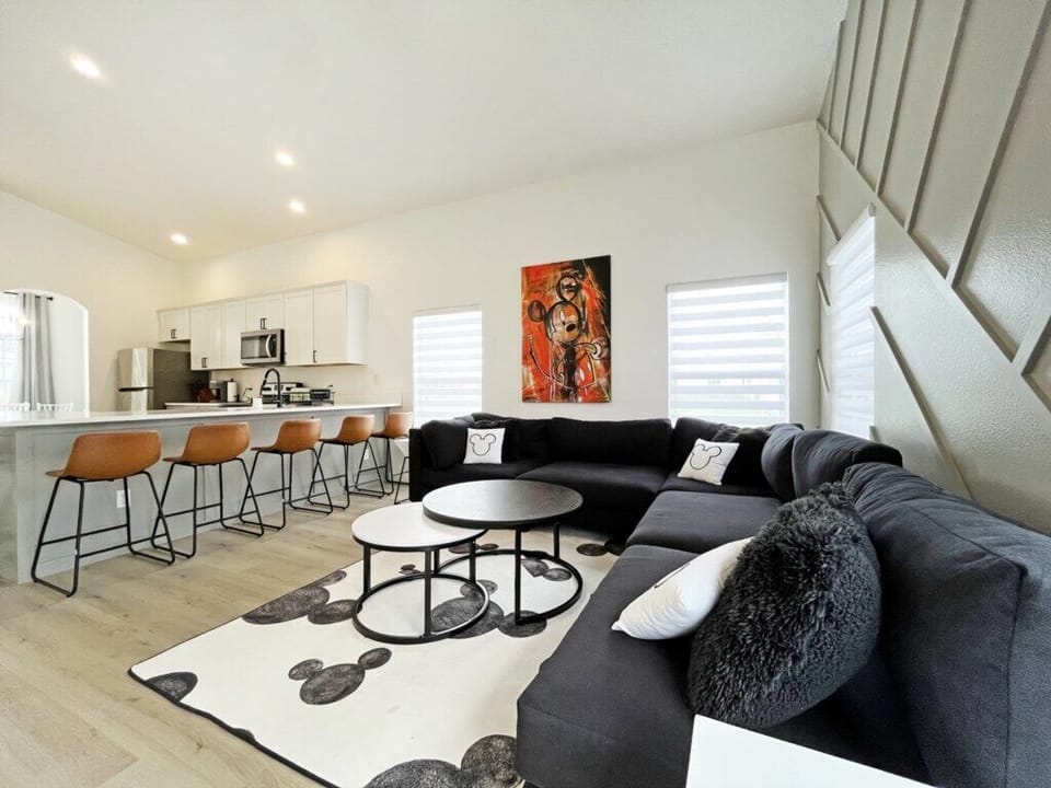 7-Living Room.jpg