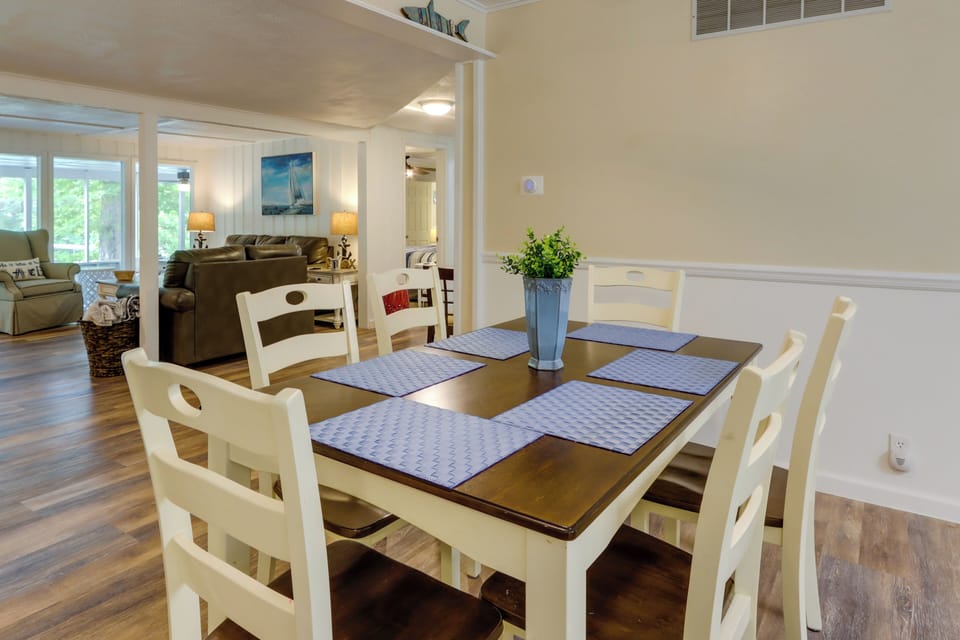 Dining Area | Dishware & Flatware Provided
