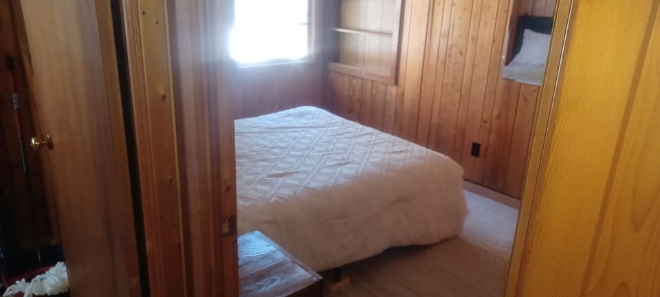 bedroom 2 has Queen bed 