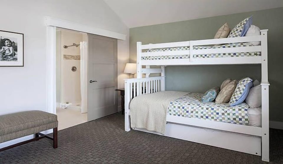 Settle in with cozy bunks for family-friendly sleepovers.