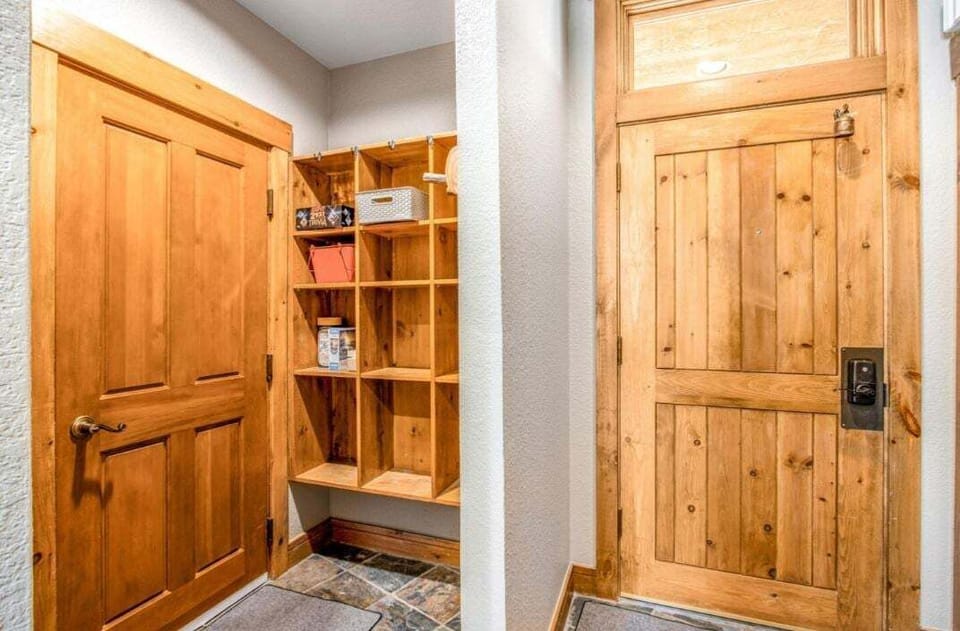 Entry space with storage