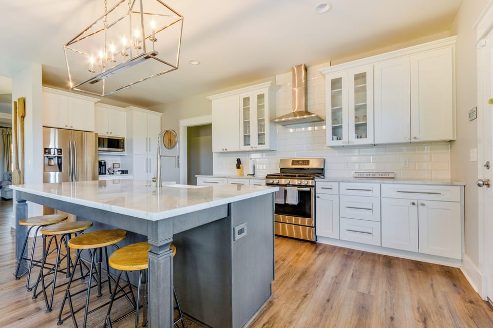 Kitchen | Bar Seating | Coffee Maker | Toaster Oven | Cooking Basics