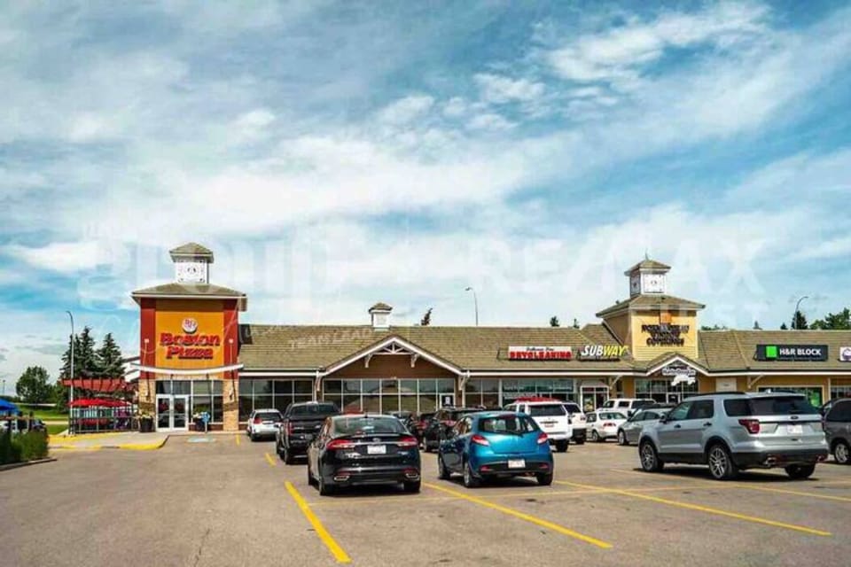 Boston Pizza, Safeway, Chapters and more at 5 min walk.