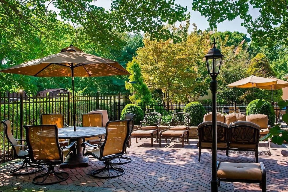 Gather under umbrellas and savor peaceful courtyard breezes together.