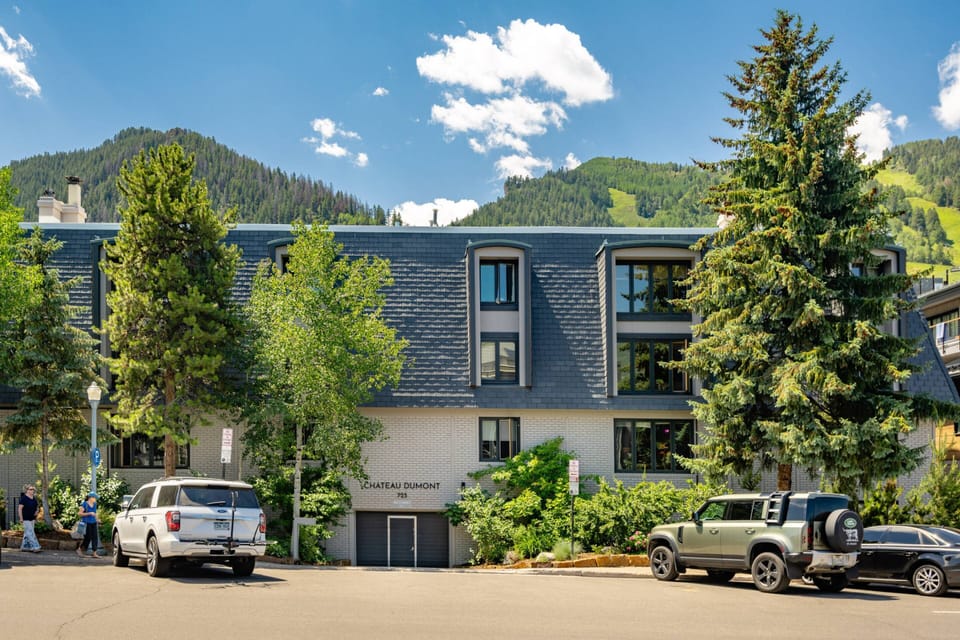 Chateau DuMont is just a block away from the Aspen Mountain Gondola and steps to great dining.