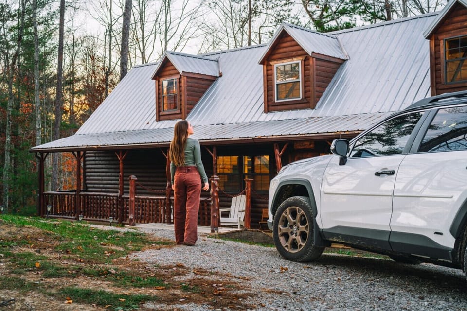 Welcome to The Towerwood by The Hideaways — where couples sneak away for romance and families pile in for memory-making. Whether it’s stargazing on the deck or s’mores by the fire, this fall escape has a little something for everyone.