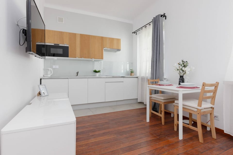 Modern, fully equipped kitchenette. 