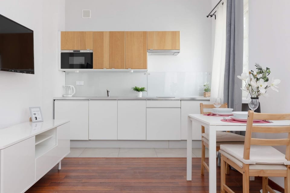 Kitchenette with plenty of kitchen utensils and dishes. 