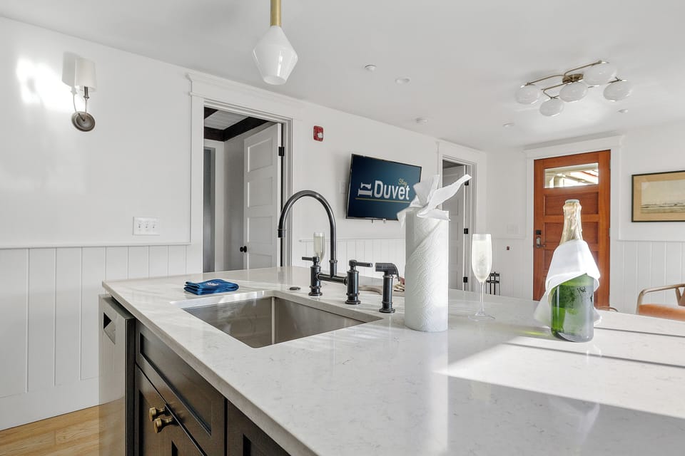 The Lady Helène | 2 Blocks to King St