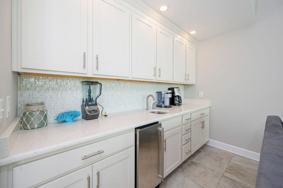 Enjoy brewing coffee, blending smoothies, and chilling drinks at the wet bar