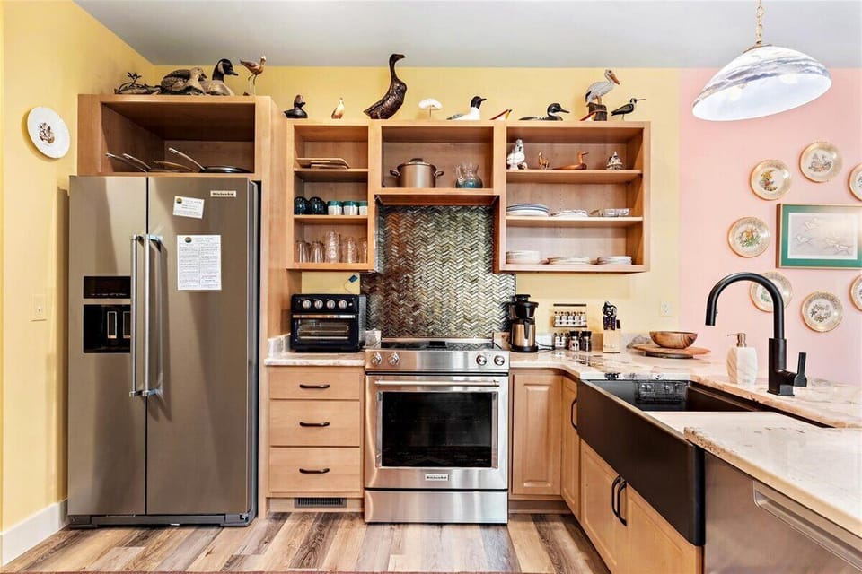 The Chef in your family will adore the Well-stocked and very stylish Kitchen.