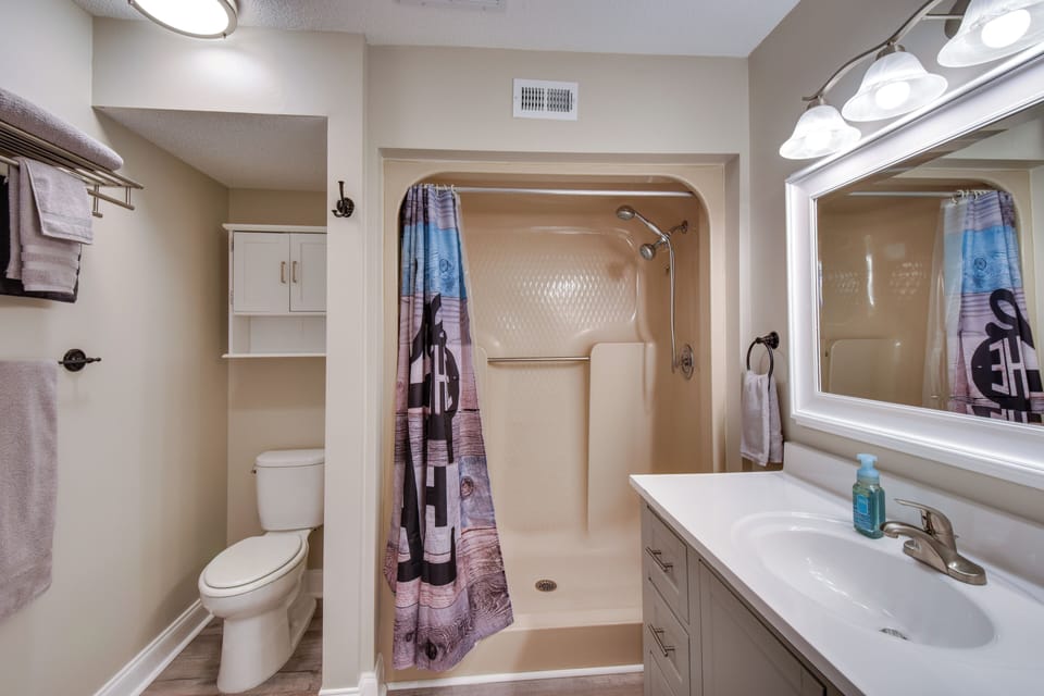 Full Bathroom | Towels Provided