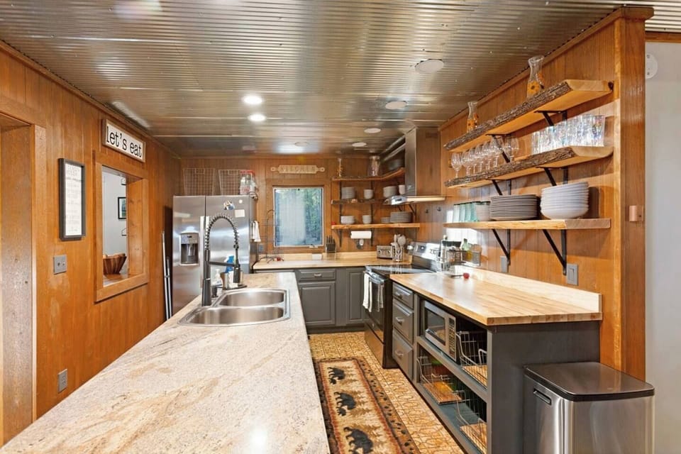 Hall Creek Lodge | Fully Equipped Kitchen | Microwave | Toaster | Blender | Air Fryer | Electric Skillet | Crock Pot |Mixer | Cutlery | Pots & Pans | Bakeware | Basic Spices  