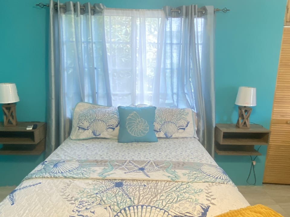 Furniture, Cushion, Home Decor, Lamp, Bed